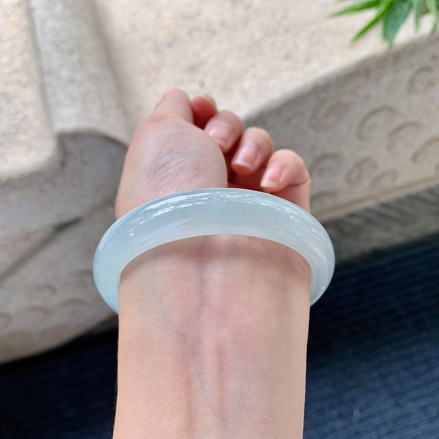 贵妃54 55
【圈口】54.6/49/13/7.3
【描述】糯冰飘蓝花，水润，种老，细腻，打灯有棉线！..