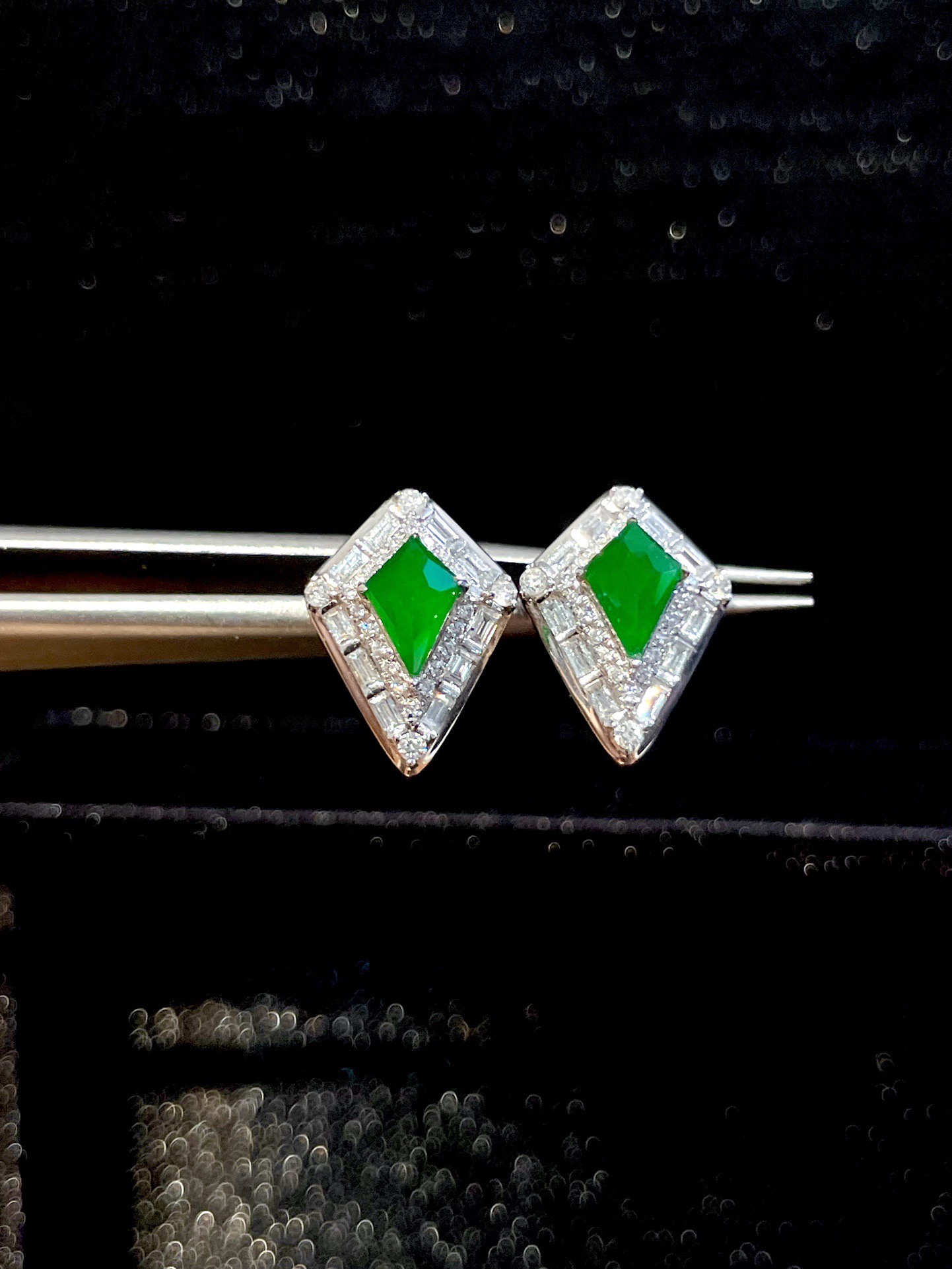 ️ 18K阳绿菱形耳钉，种质细腻水润，色泽均匀雅致，不张扬却自带焦点，简约精致的轻奢镶嵌，衬得耳间