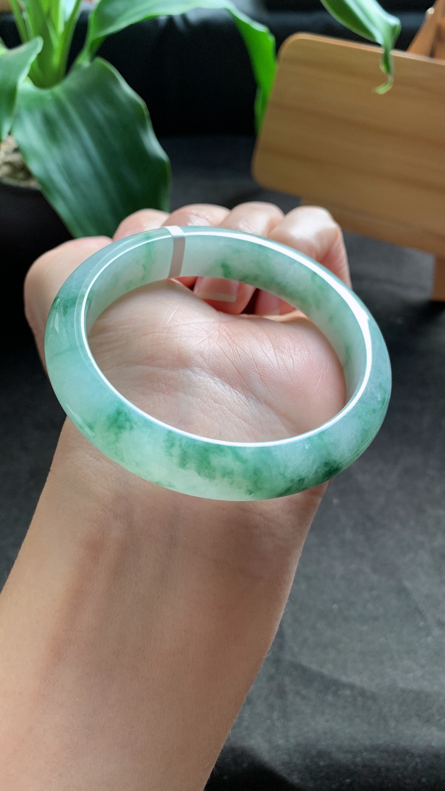 56圈口 天然A货翡翠飘花手镯 料子细腻 种水好