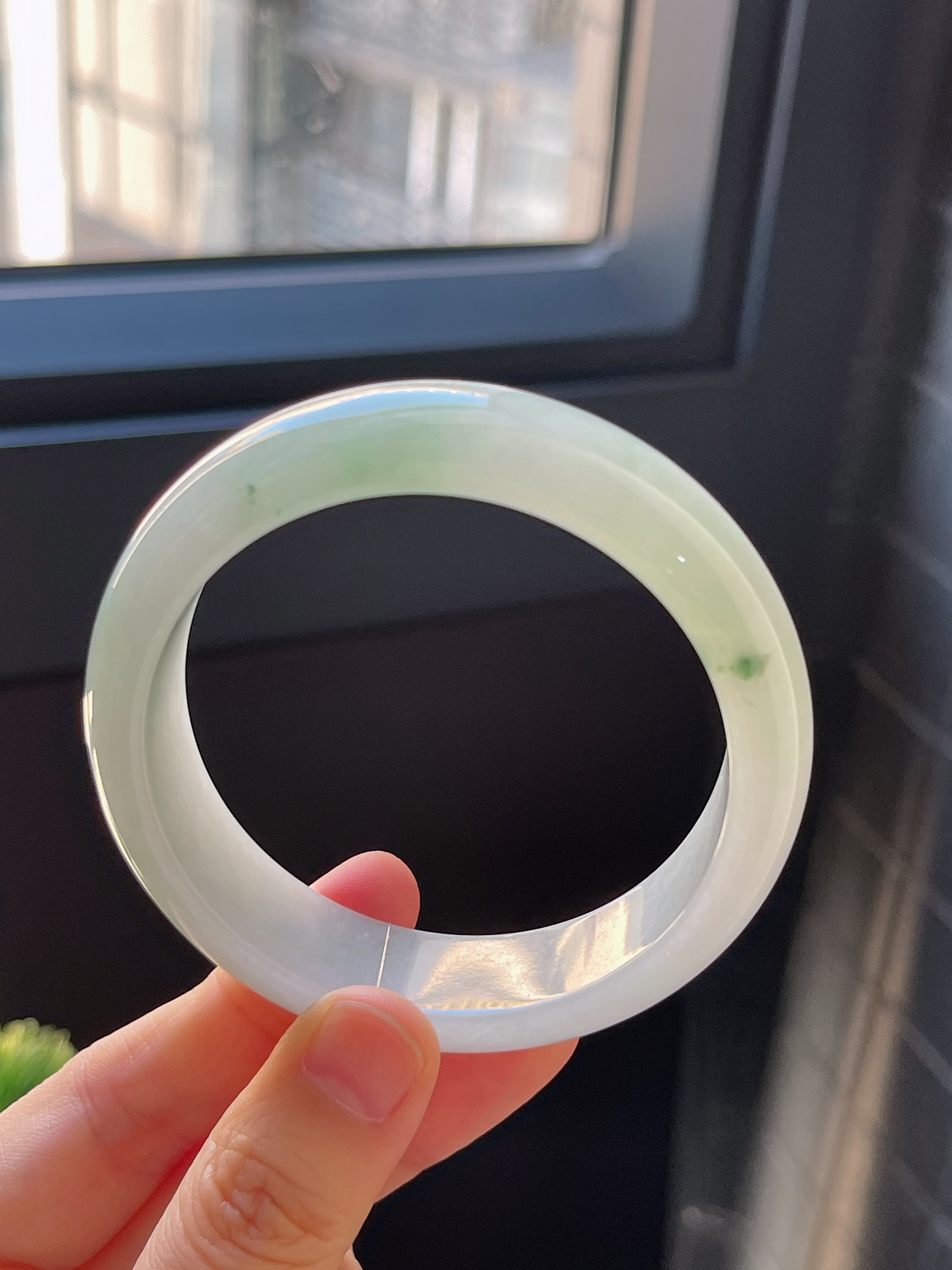 正圈55.5圈口，翡翠糯化种浅绿色手镯