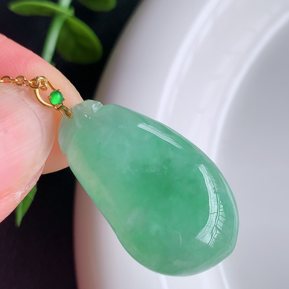18k金扣冰润满绿福瓜翡翠吊坠，呱呱来财，福气满满的美好寓意，清新自然  沁人心脾，造型独特，清秀高雅  W415.27  尺寸：27-15.5-5.3mm