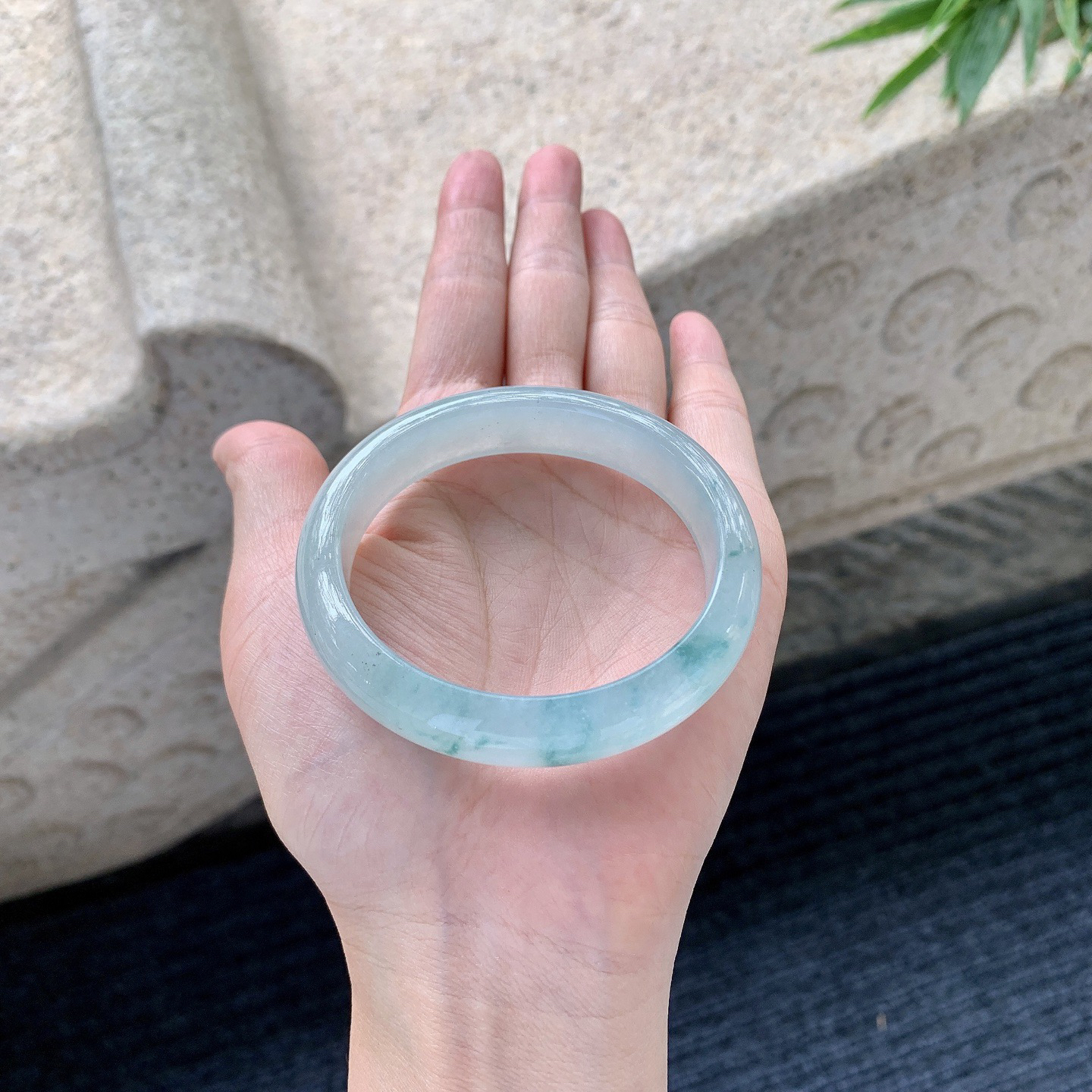 贵妃54 55
【圈口】54.6/49/13/7.3
【描述】糯冰飘蓝花，水润，种老，细腻，打灯有棉