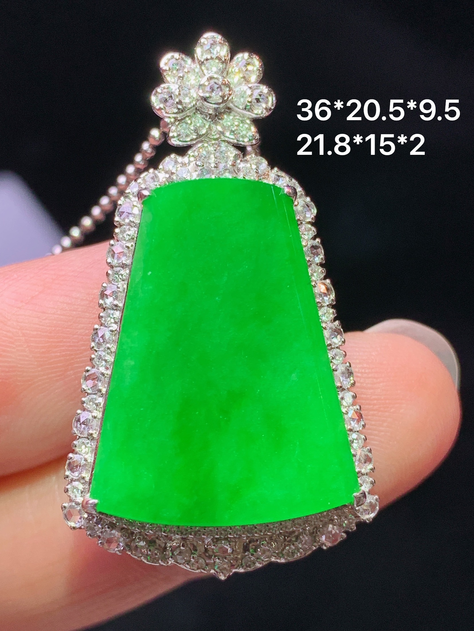 18k金钻镶嵌阳绿无事牌吊坠 玉质细腻 色泽艳丽清新 水润亮眼 整体尺寸36*20.5*9.5h2