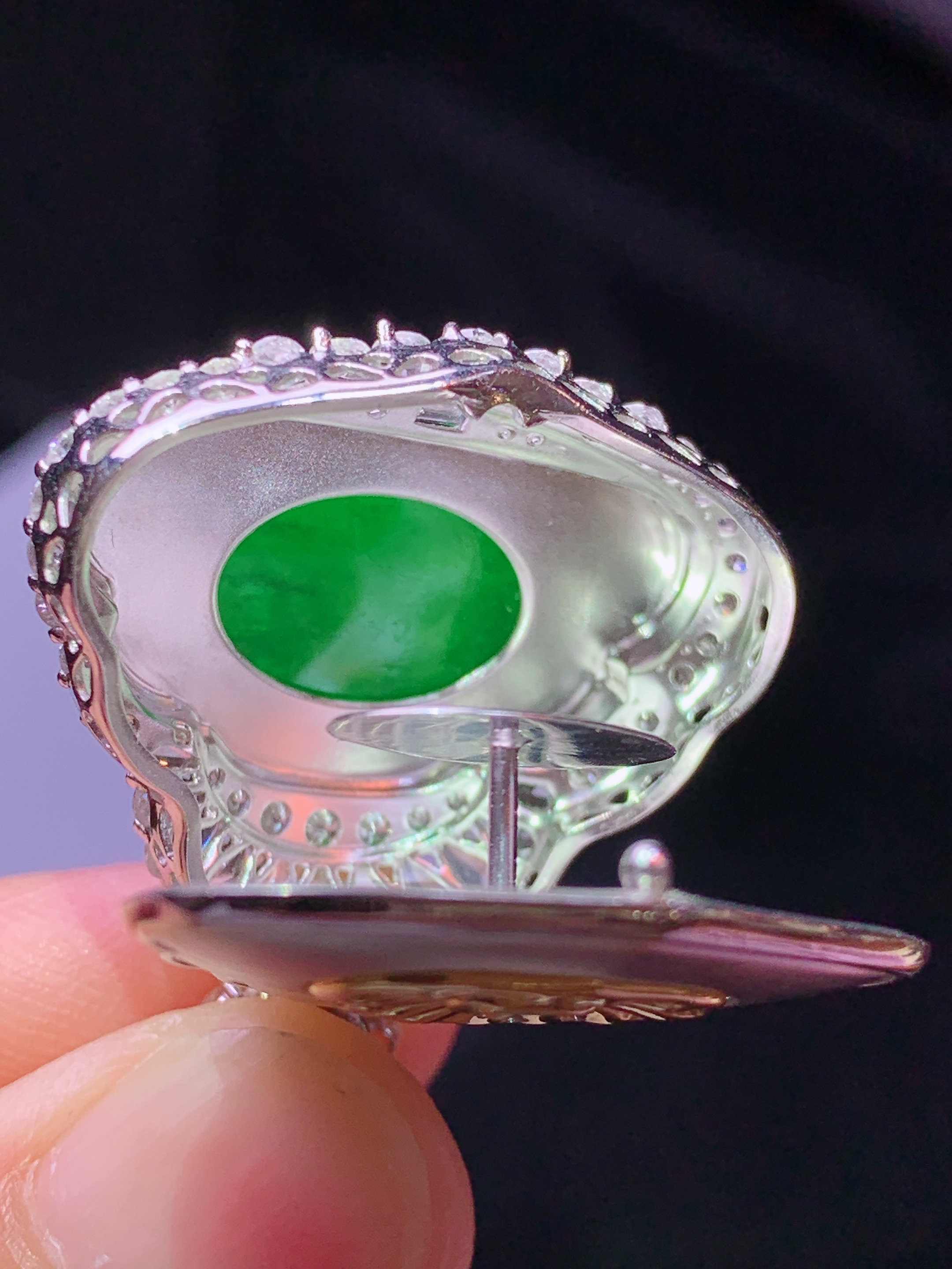 18k金钻镶嵌冰阳绿佛公吊坠 玉质细腻 色泽艳丽清新 水润亮眼 整体尺寸31.5*27*11.8t2