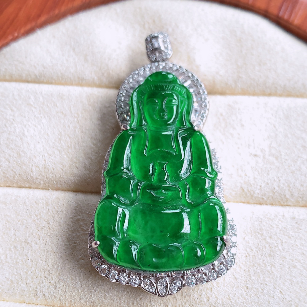冰润满绿精雕观音吊坠，928银饰镶嵌  法相端庄大气，工艺精湛，种色浓郁，细腻饱满冰润，种老水足，收藏佳品，佩戴大气  W502.27   整体尺寸：43-22-9mm  裸石尺寸：30.5-19mm
