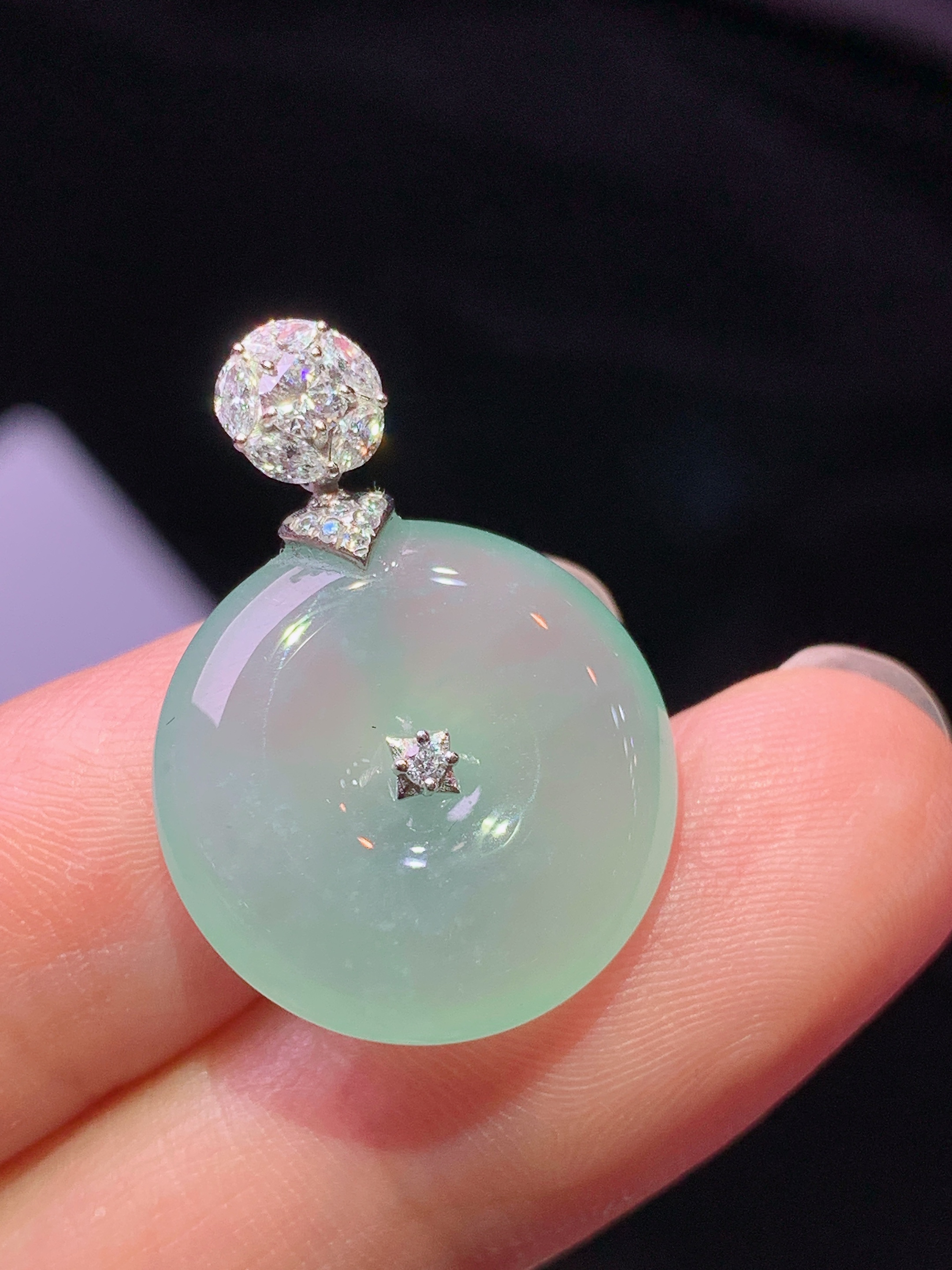 18k金钻镶嵌冰种浅绿平安扣吊坠 玉质细腻 色泽艳丽清新 水润亮眼 整体尺寸25*17.8*5c1