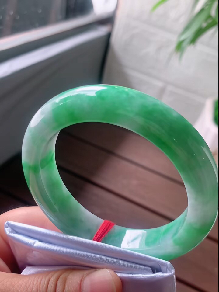 正圈58.8圈口，翡翠糯化种飘绿手镯