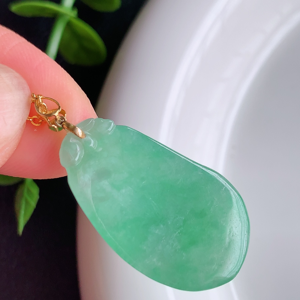 18k金扣冰润满绿福瓜翡翠吊坠，呱呱来财，福气满满的美好寓意，清新自然  沁人心脾，造型独特，清秀高雅  W415.27  尺寸：27-15.5-5.3mm