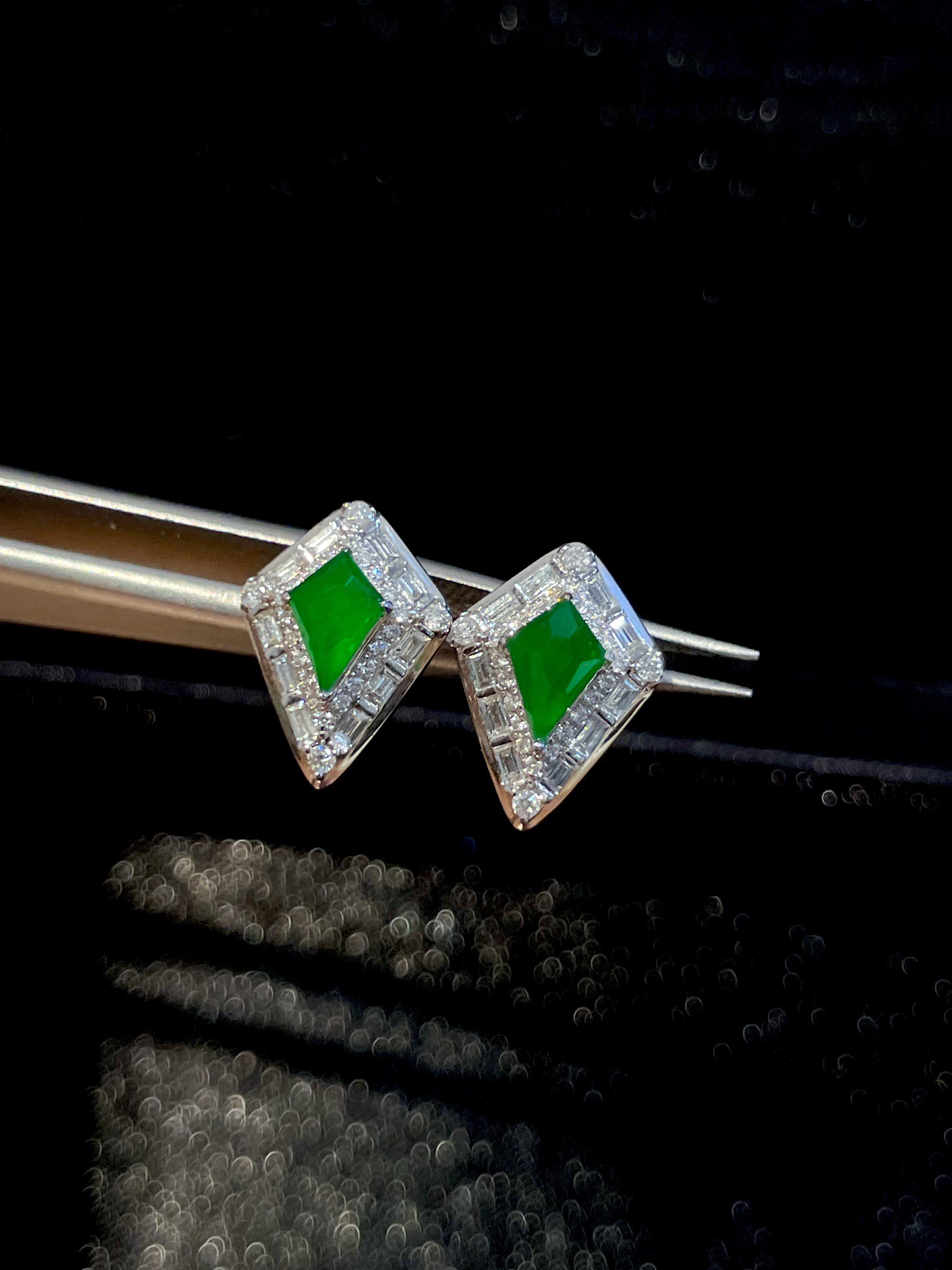 ️ 18K阳绿菱形耳钉，种质细腻水润，色泽均匀雅致，不张扬却自带焦点，简约精致的轻奢镶嵌，衬得耳间温婉又显贵气，尺寸：整体13.7/10/6.4，裸石7.1/5.1