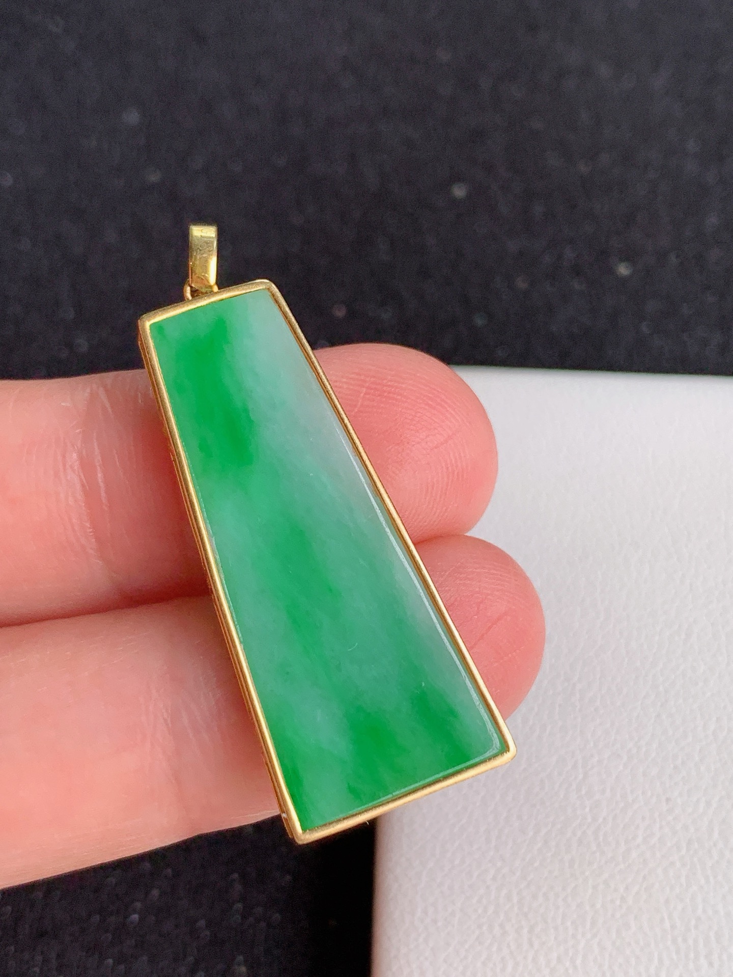 ️，18k镶嵌冰飘绿无事牌，无裂尺寸：37.3