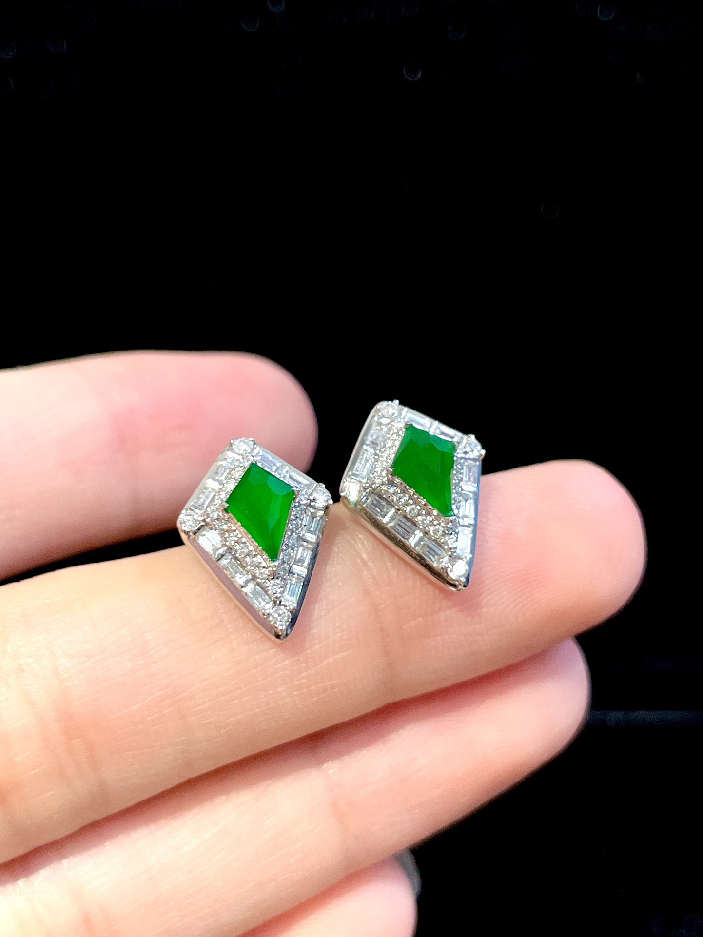 ️ 18K阳绿菱形耳钉，种质细腻水润，色泽均匀雅致，不张扬却自带焦点，简约精致的轻奢镶嵌，衬得耳间温婉又显贵气，尺寸：整体13.7/10/6.4，裸石7.1/5.1