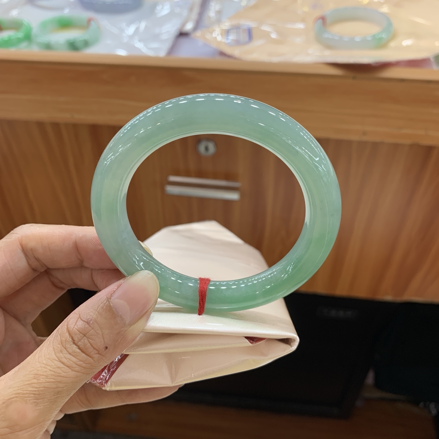 042816FN，冰种油绿圆条翡翠手镯，57-10.8-10.6，编号042816FN