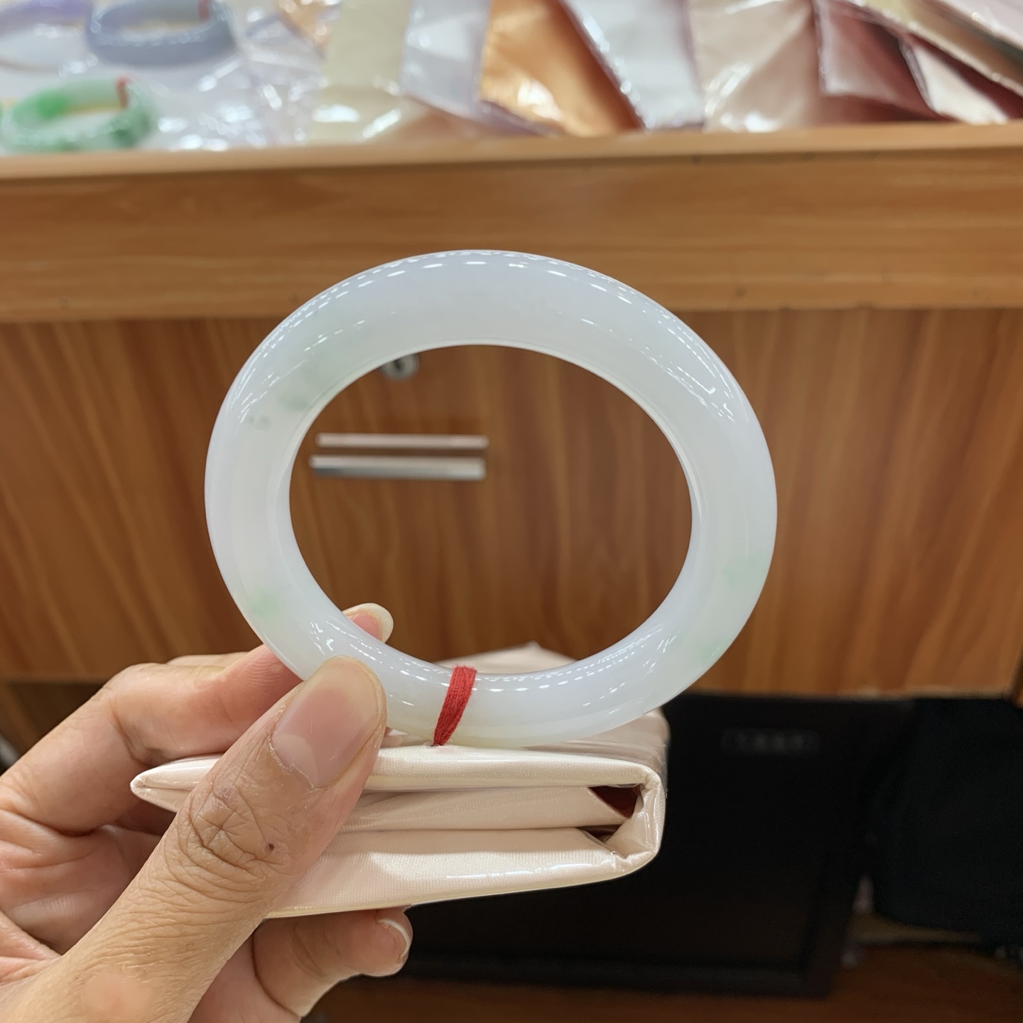 042806FN，双彩圆条翡翠手镯，56-11.2，编号042806FN