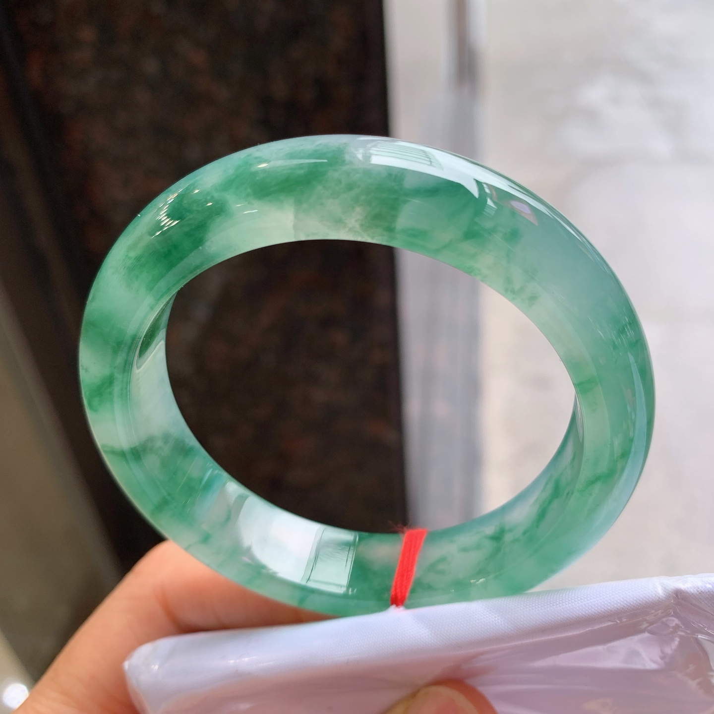 正圈冰种飘花，有纹、有裂，尺寸：55.5/12.9/8.7，花色漂亮