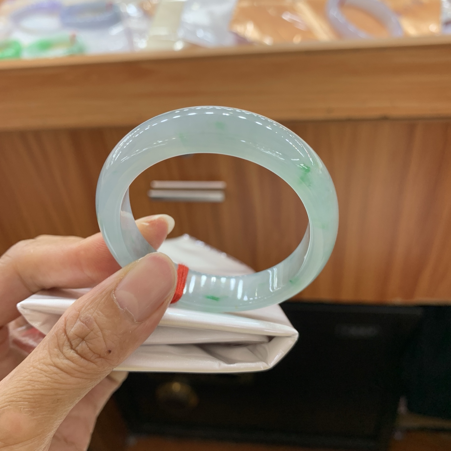 042812FN，冰蓝飘绿花贵妃翡翠手镯，54-46-11.3-6.8