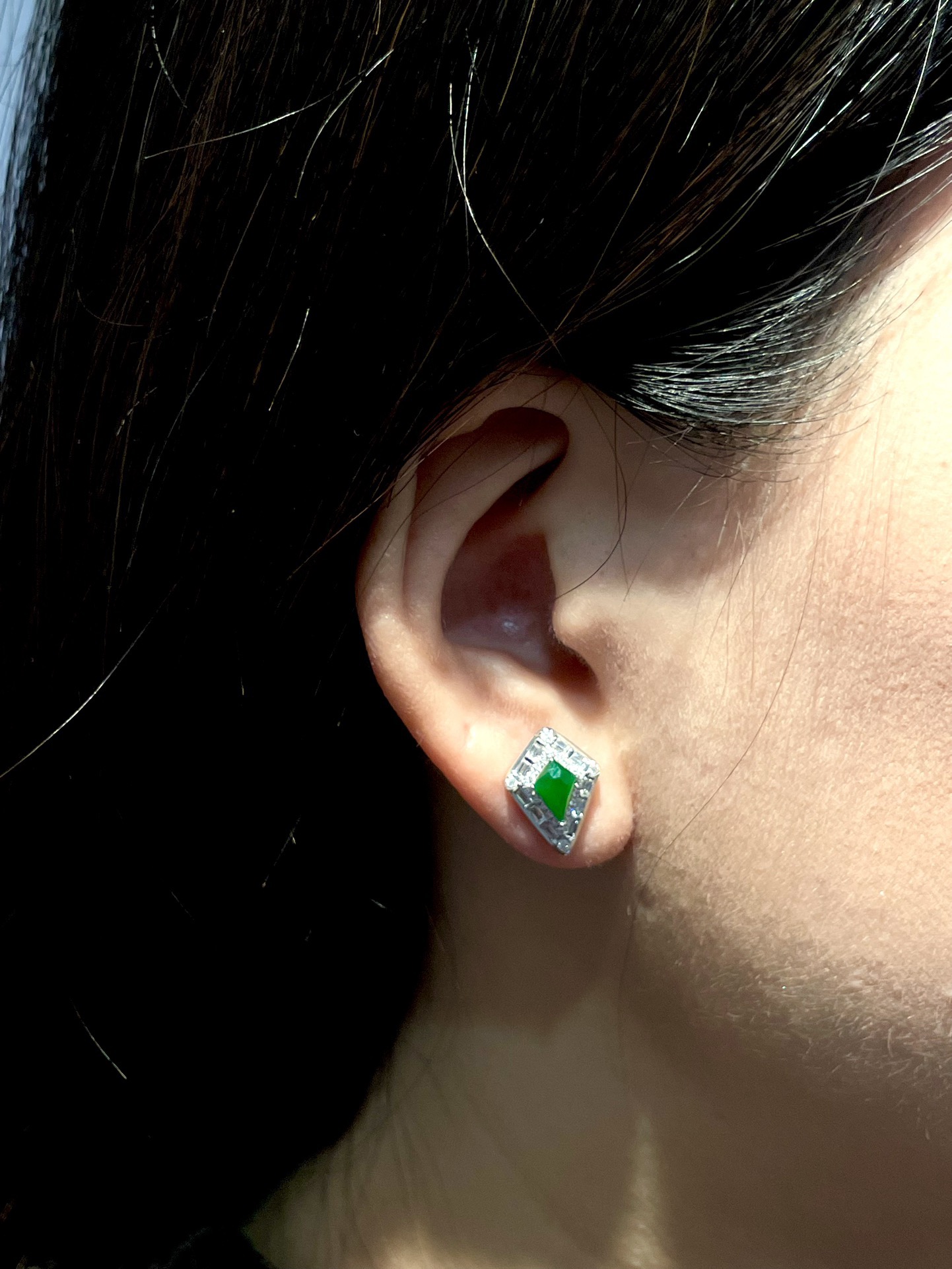 ️ 18K阳绿菱形耳钉，种质细腻水润，色泽均匀雅致，不张扬却自带焦点，简约精致的轻奢镶嵌，衬得耳间温婉又显贵气，尺寸：整体13.7/10/6.4，裸石7.1/5.1