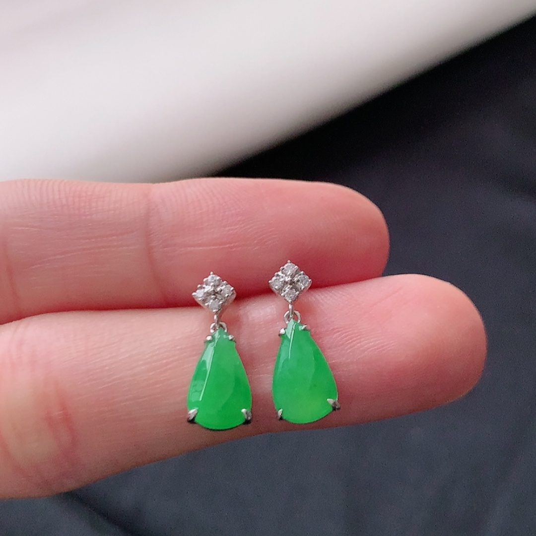 冰阳绿水滴耳钉，种水好，冰润通透，上耳优雅大方，货号79428，14.8/5.8/3.1