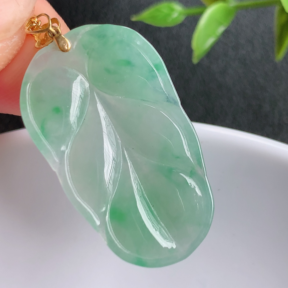 18k金扣冰润飘绿金枝玉叶翡翠吊坠  老种起胶感  飘花灵动  寓意“金枝玉叶，大业有成，一夜成名”  饱满大气，水润通透。W415.27 尺寸：29.8-17.8-3.8mm
