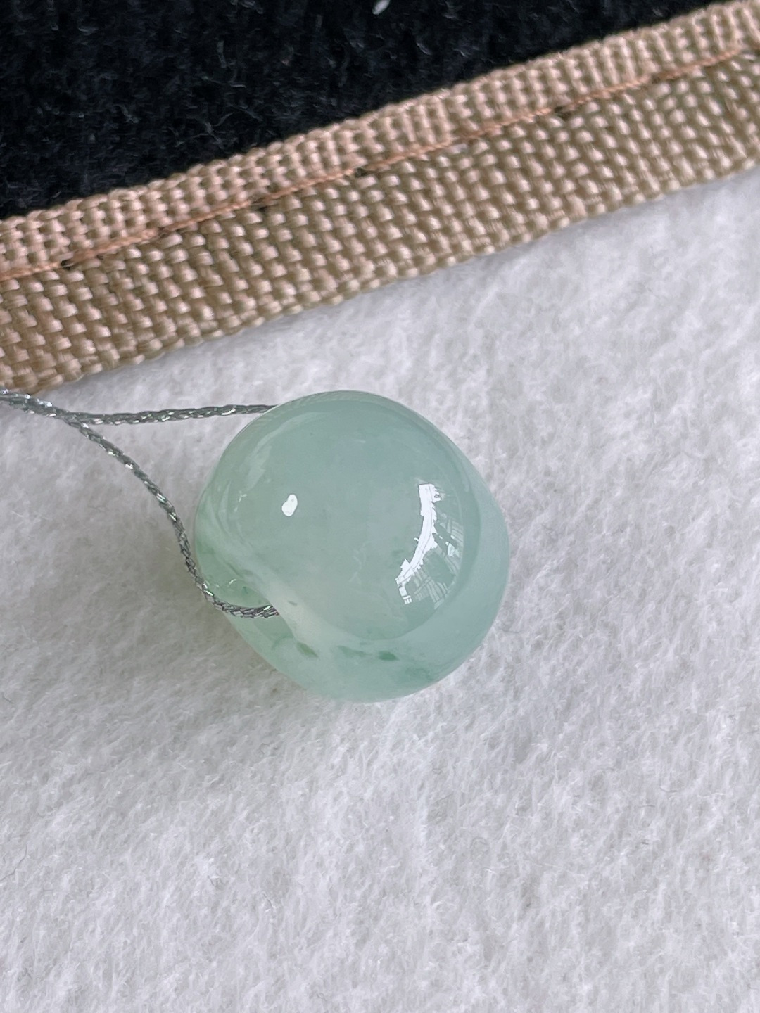 缅甸天然翡翠A货，冰飘花路路通单珠，尺寸：16-12mm。【编4044】