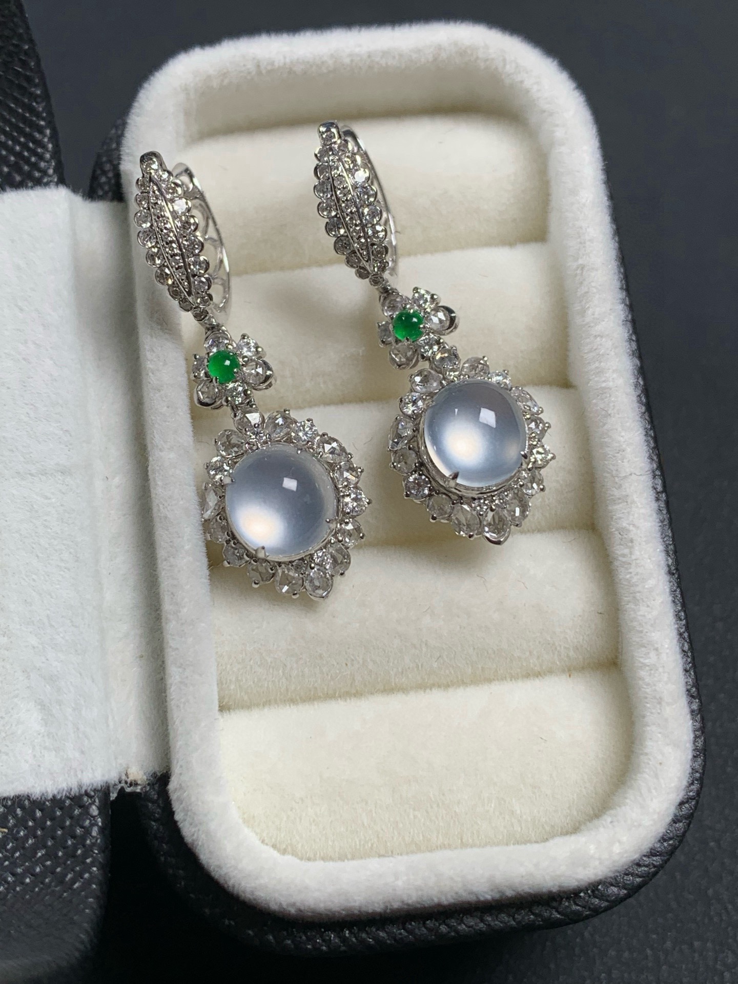 18k金钻豪华镶嵌冰种炸光起双眼皮蛋面耳包27.3/11/9，裸石7/4.3