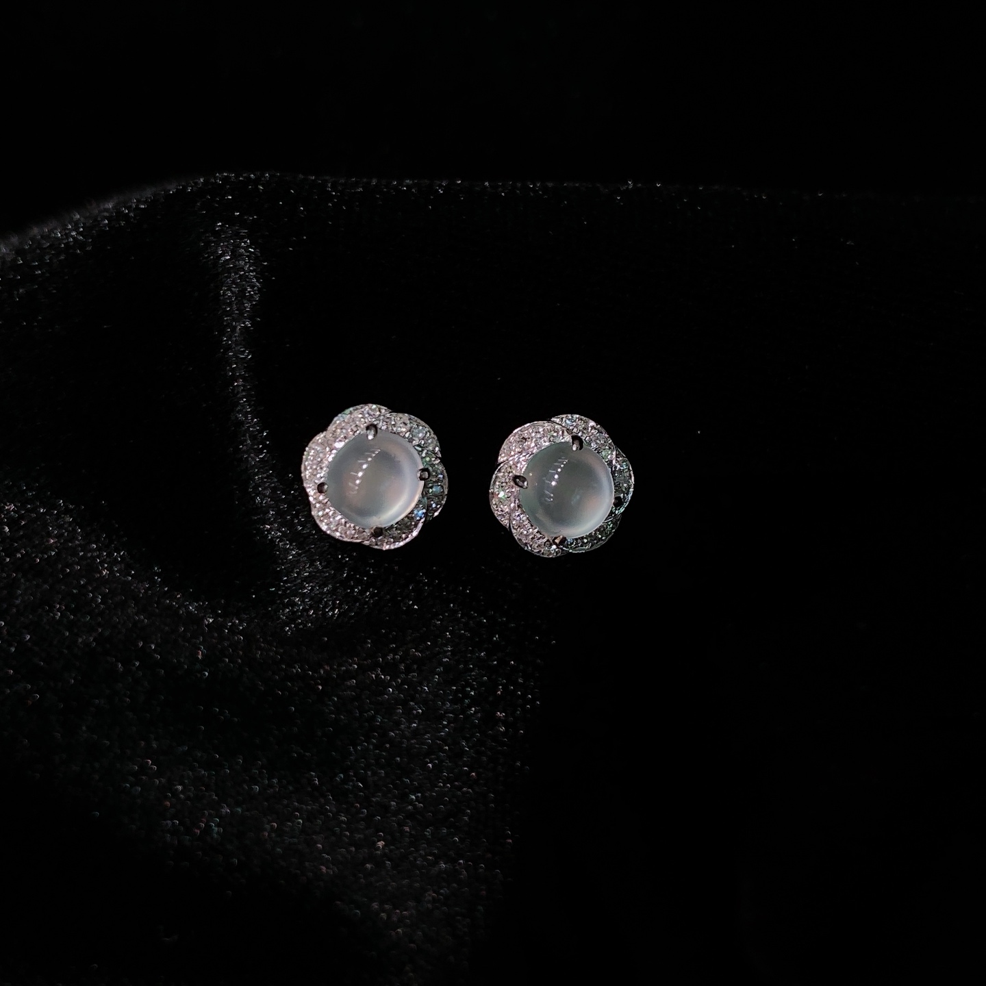 高冰蛋面耳钉，通透如冰，荧光流转，18k金镶嵌，珠宝感十足，尺寸如图一，实物更美～，7.4/5.8