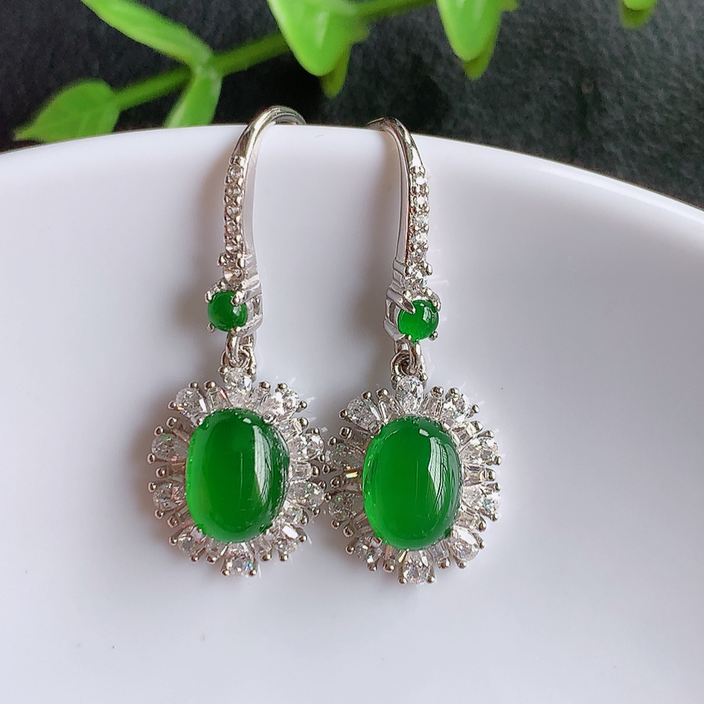 冰满绿翡翠925银镶嵌蛋面耳钉，自然光实拍，翠色灵动，颜色漂亮，种老水足，品相佳，佩戴佳品！W502.27 取一整体尺寸：29-10.8-5.5mm  裸石尺寸：8-5.8mm