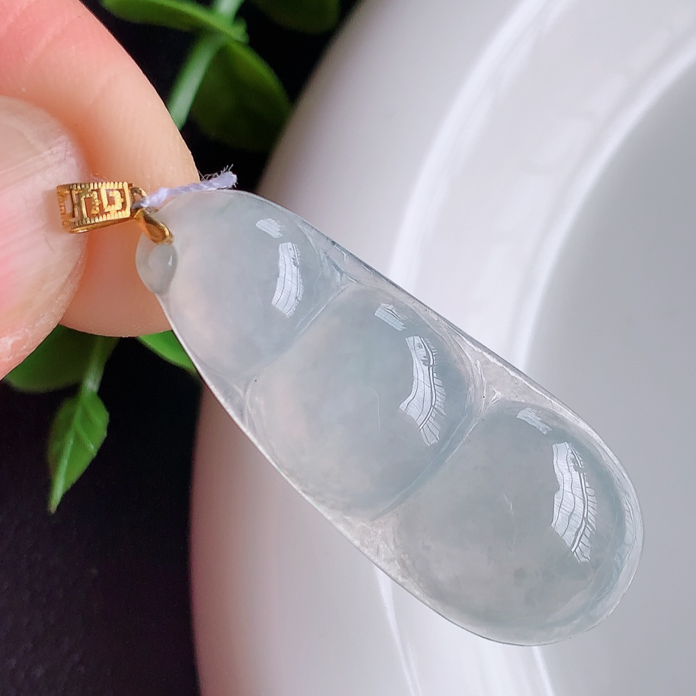 18k金扣冰润福豆翡翠挂件，老种飘花  冰清玉洁  胶感十足  寓意“四季平安，福气满满”颜色鲜艳，清新自然，饱满通透   W415.27  尺寸：35-14-5.3mm