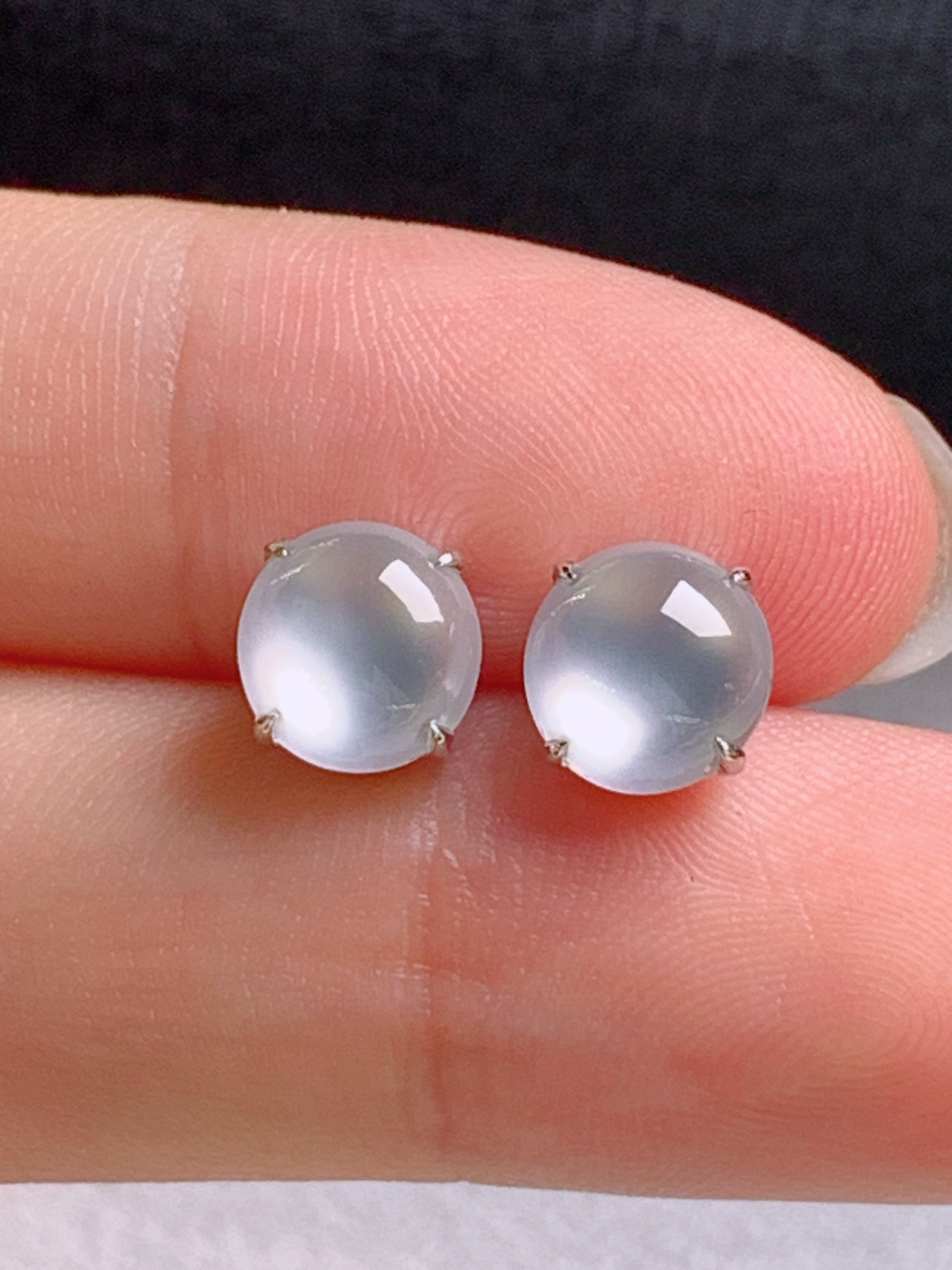 高冰旦面耳钉，无裂，冰透饱满，裸石7.4/7.1/2.5