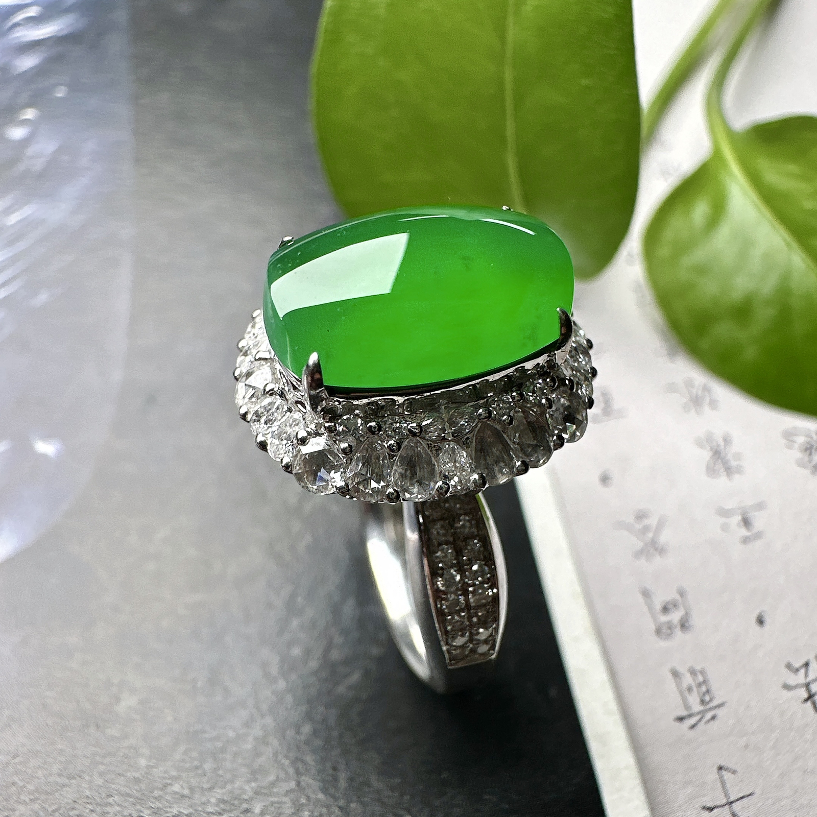【冰种满绿蛋面戒指】质地均匀细腻，冰润起光，胶感强烈，颜色娇艳，18K金钻精美镶嵌，裸石尺寸12.3*8.8*5.2毫米