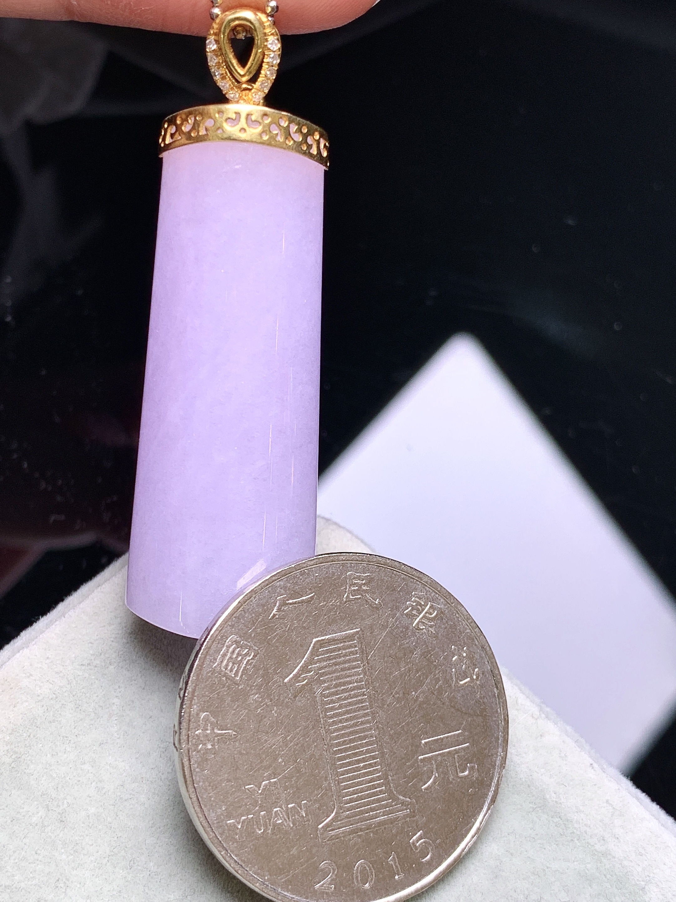 18k金钻镶嵌紫罗兰玉柱吊坠 玉质细腻 色泽艳丽清新 水润亮眼 整体尺寸44.6*14*11.5L4