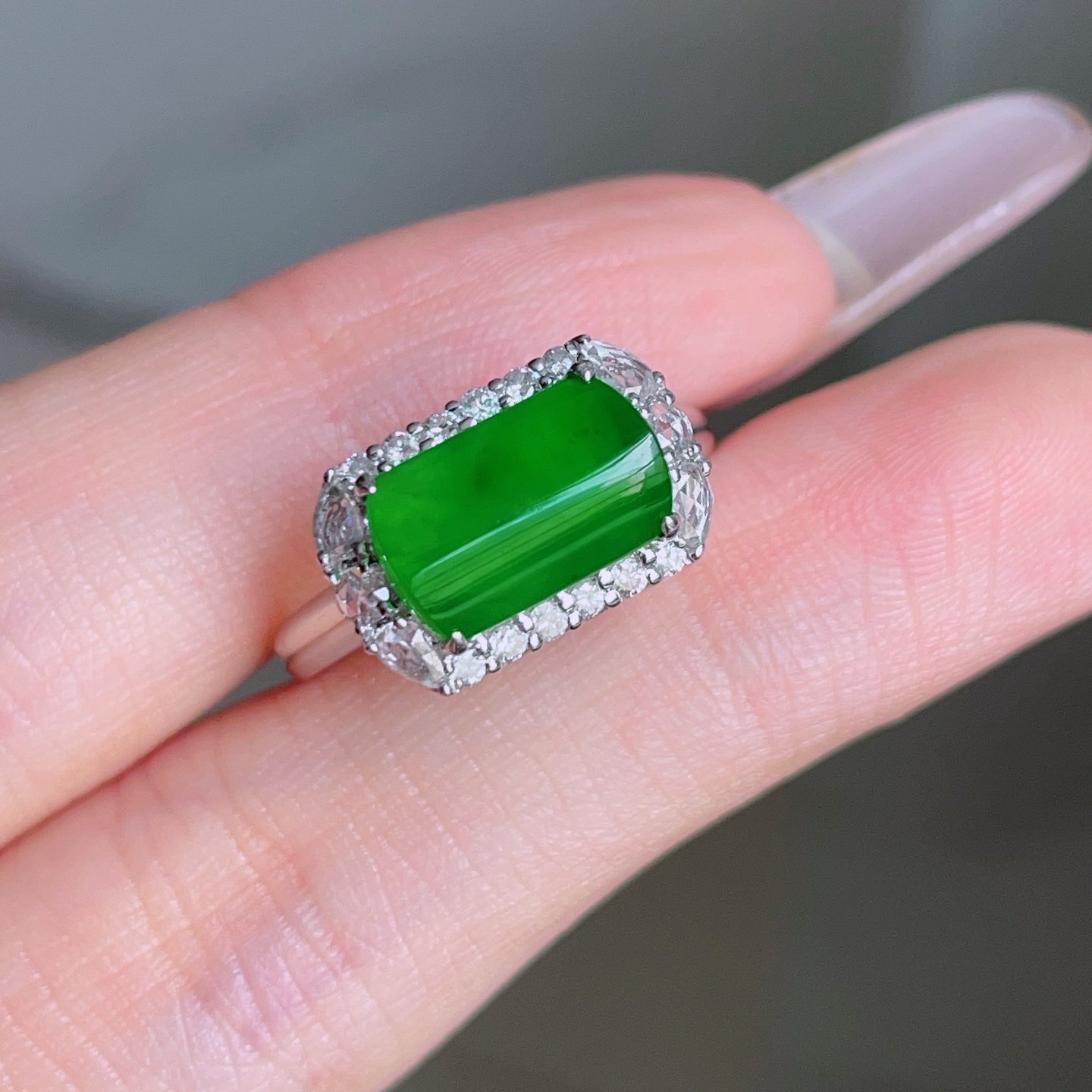 ️ 马鞍形戒指，色泽鲜艳 种老水润 18k金镶嵌，裸石 10.6/7.2，圈口 14