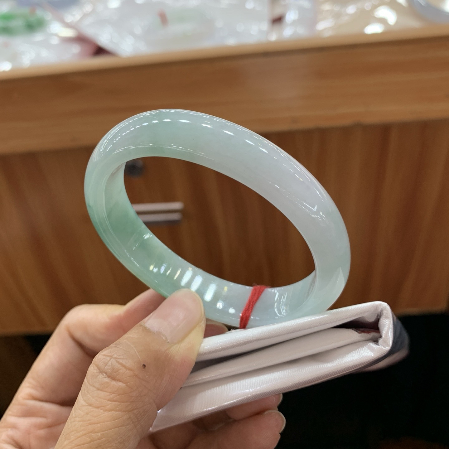 飘绿贵妃翡翠手镯
55-46.4-12.7-7.2..