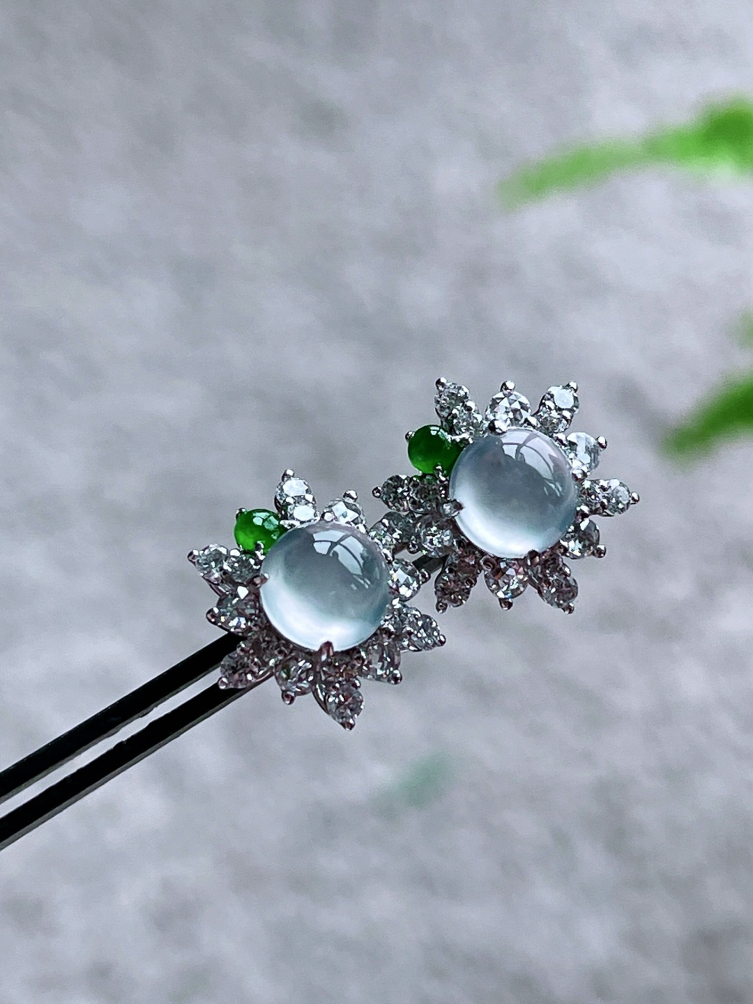 冰蛋面耳钉，18k金镶嵌，无裂，性比高10.2/10.2/7.7，裸石5.2/2.5，重量2.1克