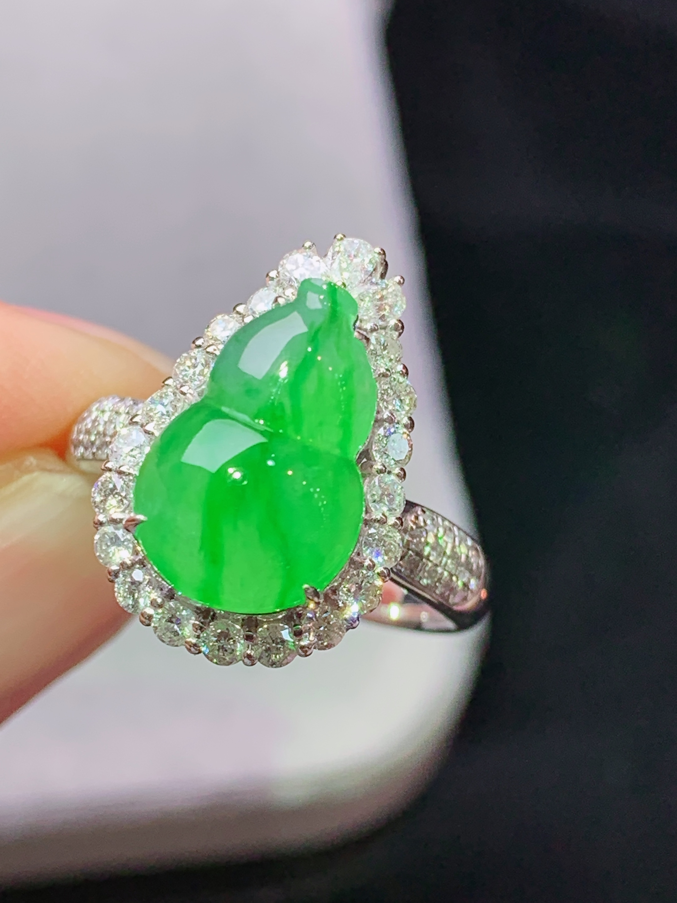 18k金钻镶嵌冰飘阳绿葫芦戒指吊坠两用款 玉质细腻 色泽艳丽清新 水润亮眼 圈口14 整体尺寸23.8*12.5*11m5