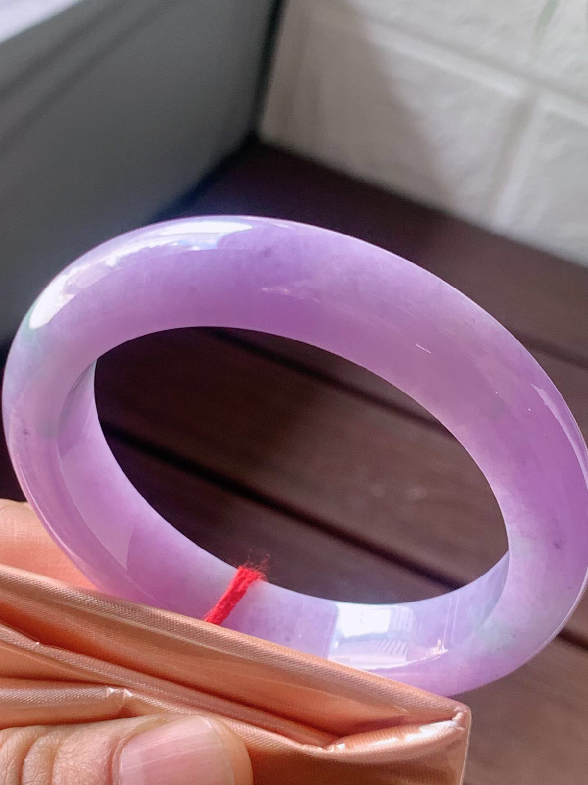 【翡翠名称】老坑种紫罗兰52正圈口手镯
【翡翠尺寸】52/11.8/8.8mm适合51-53正圈口佩