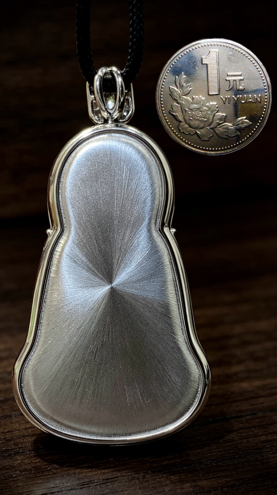 【净莲禅心·观自在】观音菩萨，
裸石61-38.5-7mm，
整体71.2-38.5-12.5mm，44.45g，
18K金，南非钻