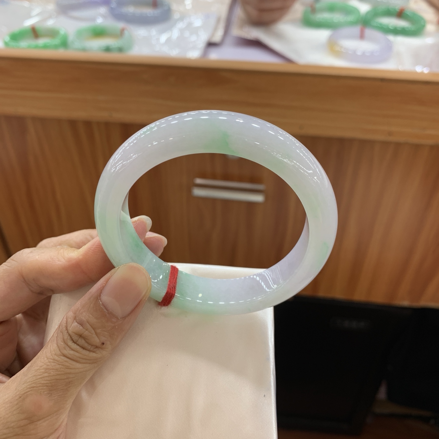 042819FN，白底青飘绿翡翠手镯，58-13.4-9.4，编号042819FN