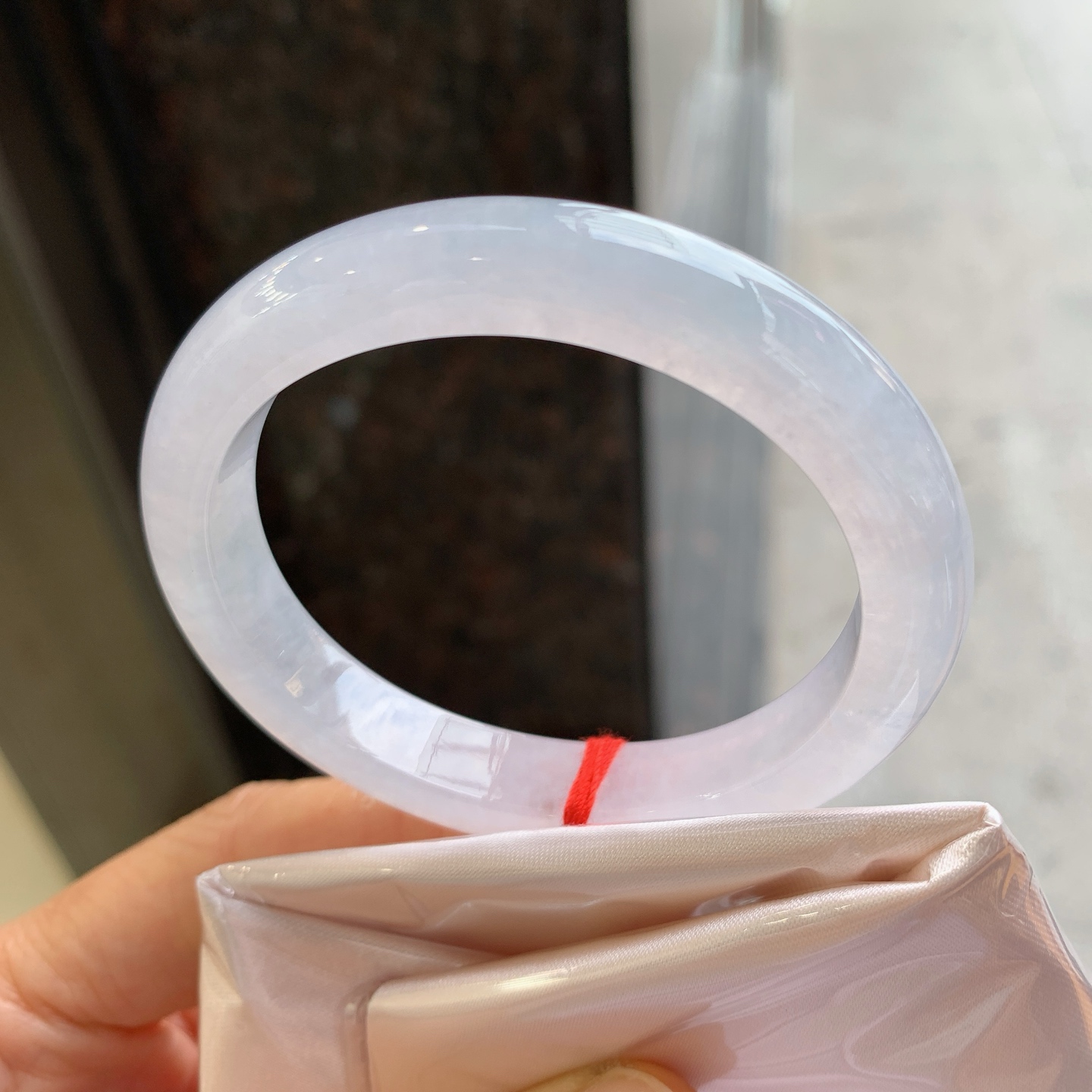 贵妃镯，无裂，尺寸：53/47/12/7.5，冰润