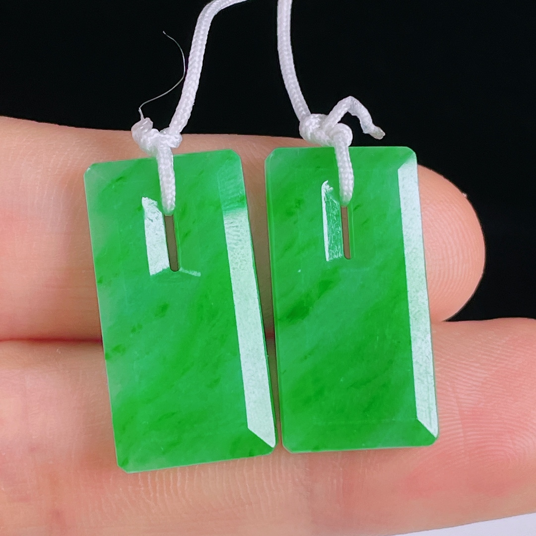 ️阳绿耳坠，老种起光，细底通透，尺寸：23.2/12/2.7mm0429