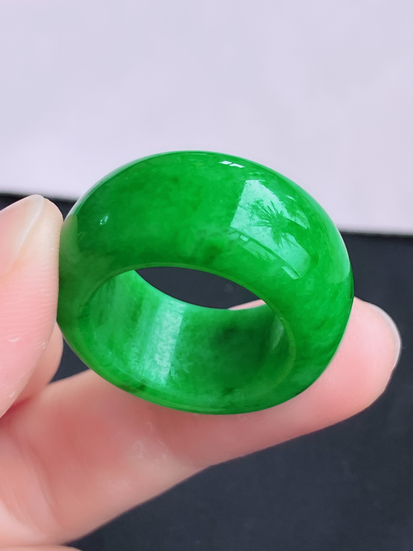 ️，阳绿扳指，色美大气，尺寸19/13/5.3，自然光实拍