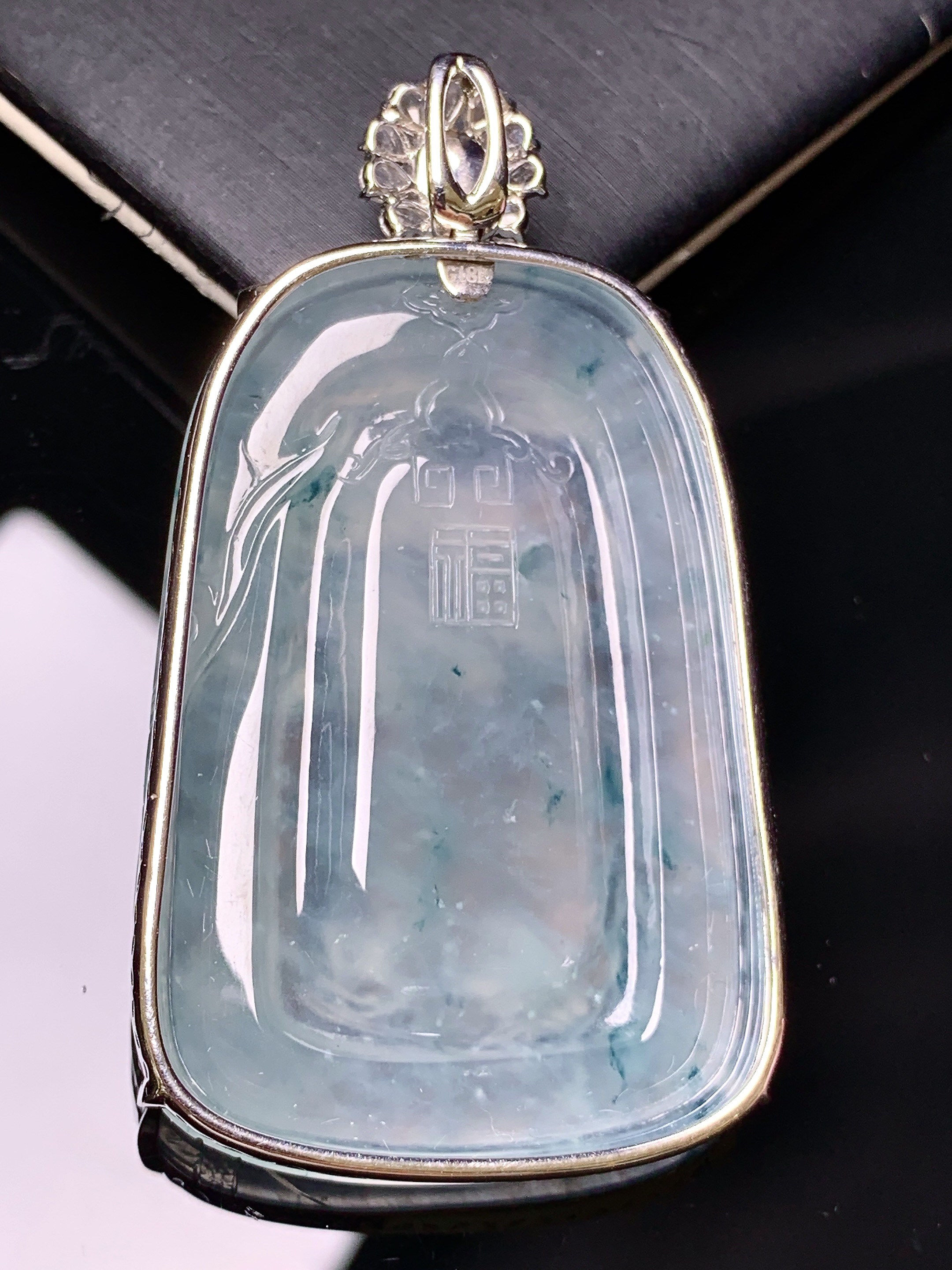 18k金钻镶嵌冰种山水牌吊坠 玉质细腻 色泽艳丽清新 水润亮眼 整体尺寸57.5*32.5*6.6y5