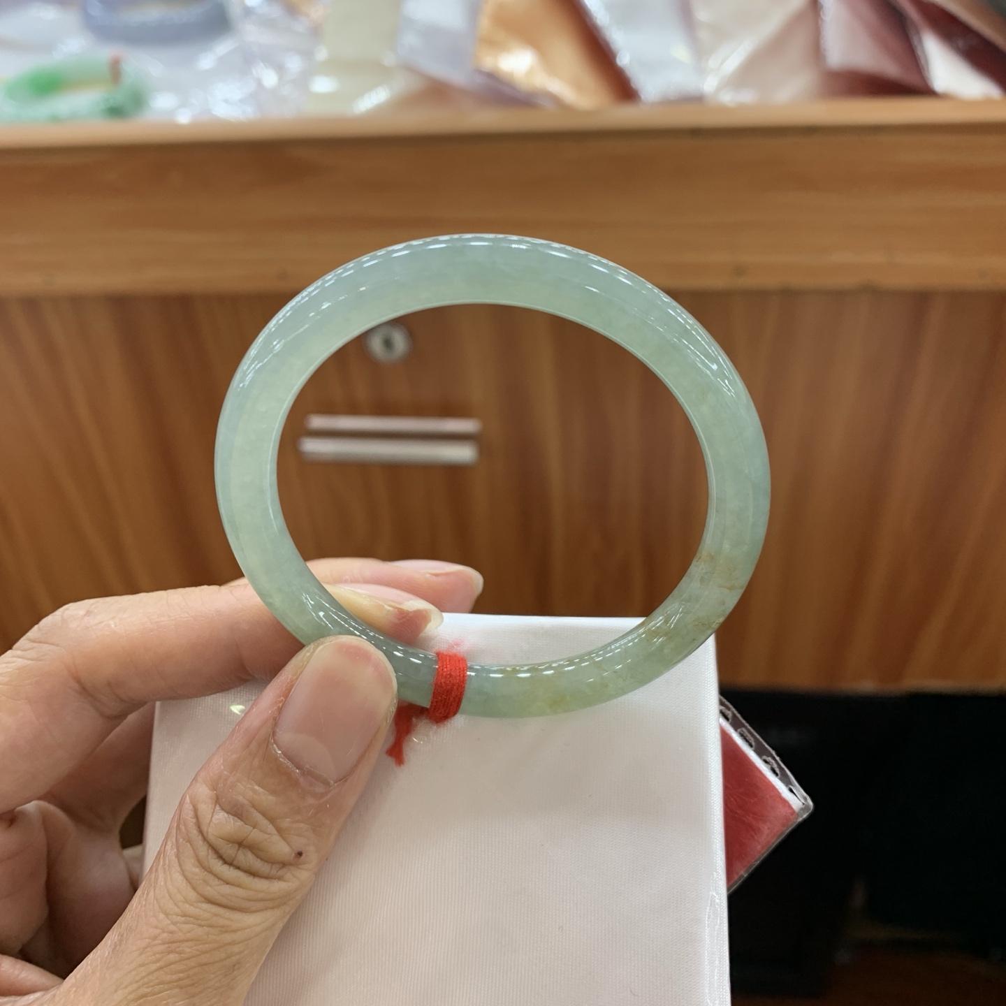 042801FN，底色飘黄翡小圆条翡翠手镯，50.5-6.5-6.7