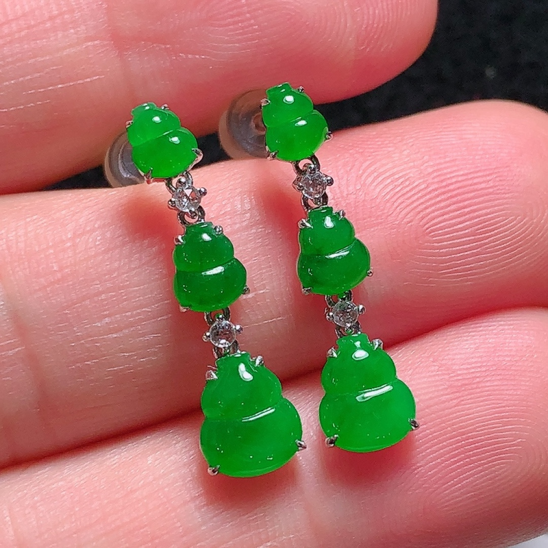 ️18k金镶嵌冰种阳绿葫芦耳坠，种老水头好，又冰又润，饱满无裂：23mm裸石：6.6/5.8/1mm，编号