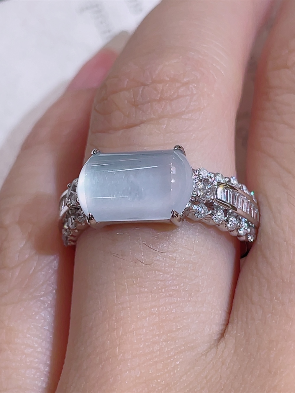 ️高冰玻璃种马鞍戒指，无裂，18k金镶嵌，种水，重金镶嵌，南非钻镶，厚装饱满，荧光四射，刚性十足，高端大气，性比高，14圈口，裸石11.2/7.0/4.8，含金厚