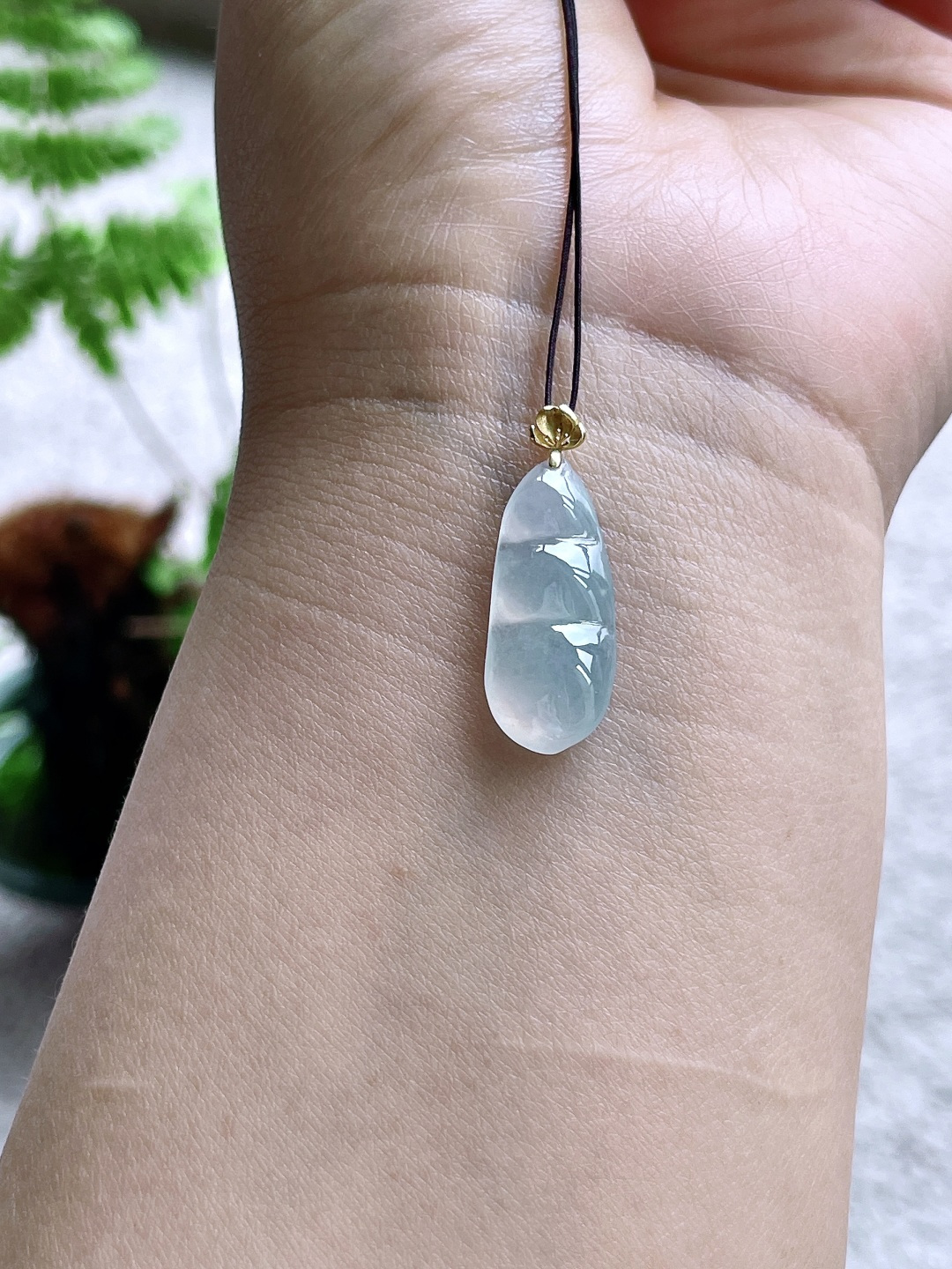 白冰豆子白冰福豆吊坠，18k金镶嵌，无裂，性比高，28.6，24.4-10-4.8，2克