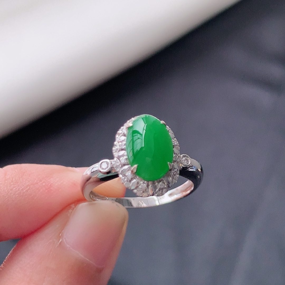 冰阳绿女戒。莹莹青翠，种老无裂水润，佩戴温婉优雅，货号79428，9.4/6.1/2.1