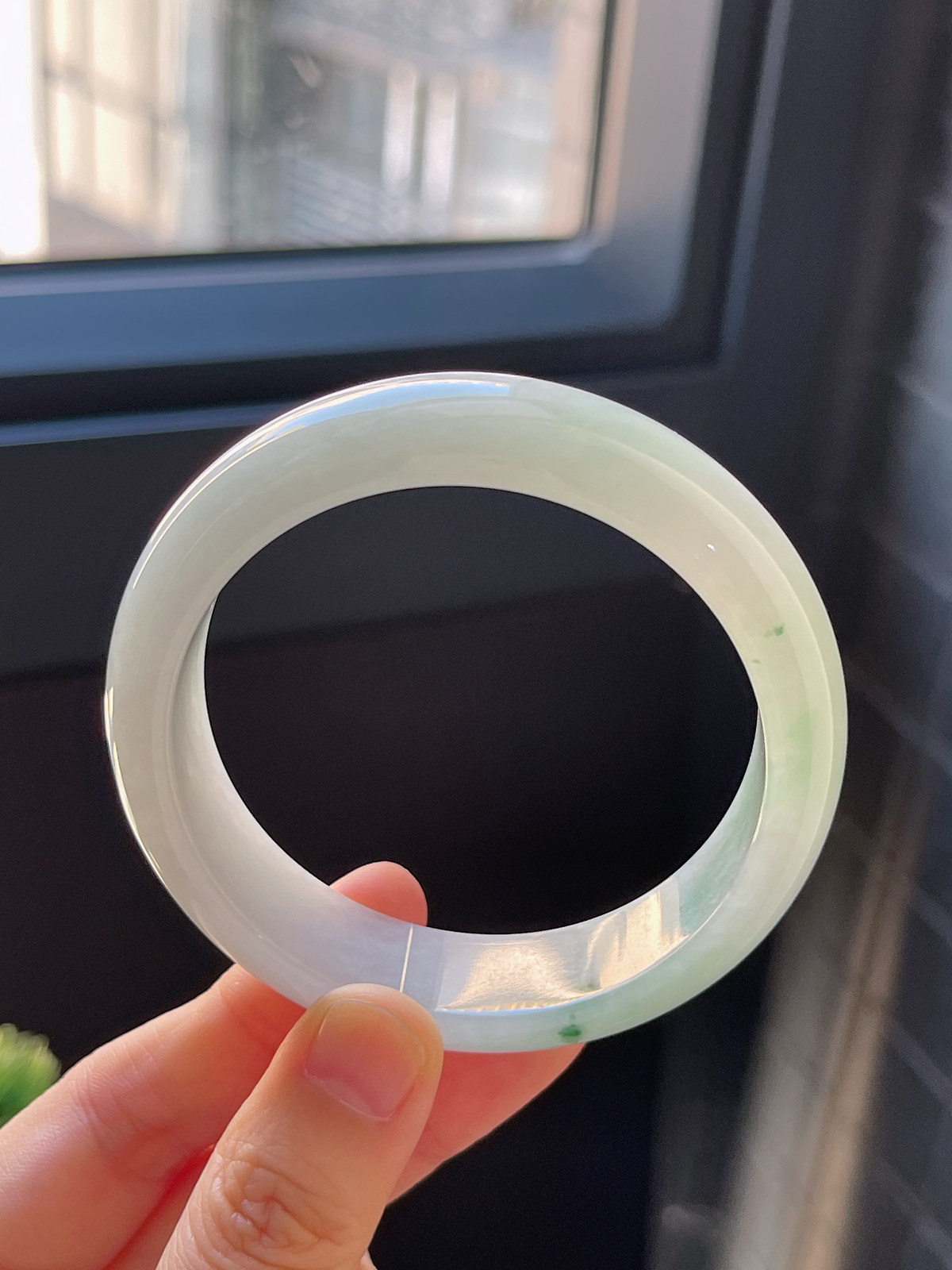 正圈55.5圈口，翡翠糯化种浅绿色手镯