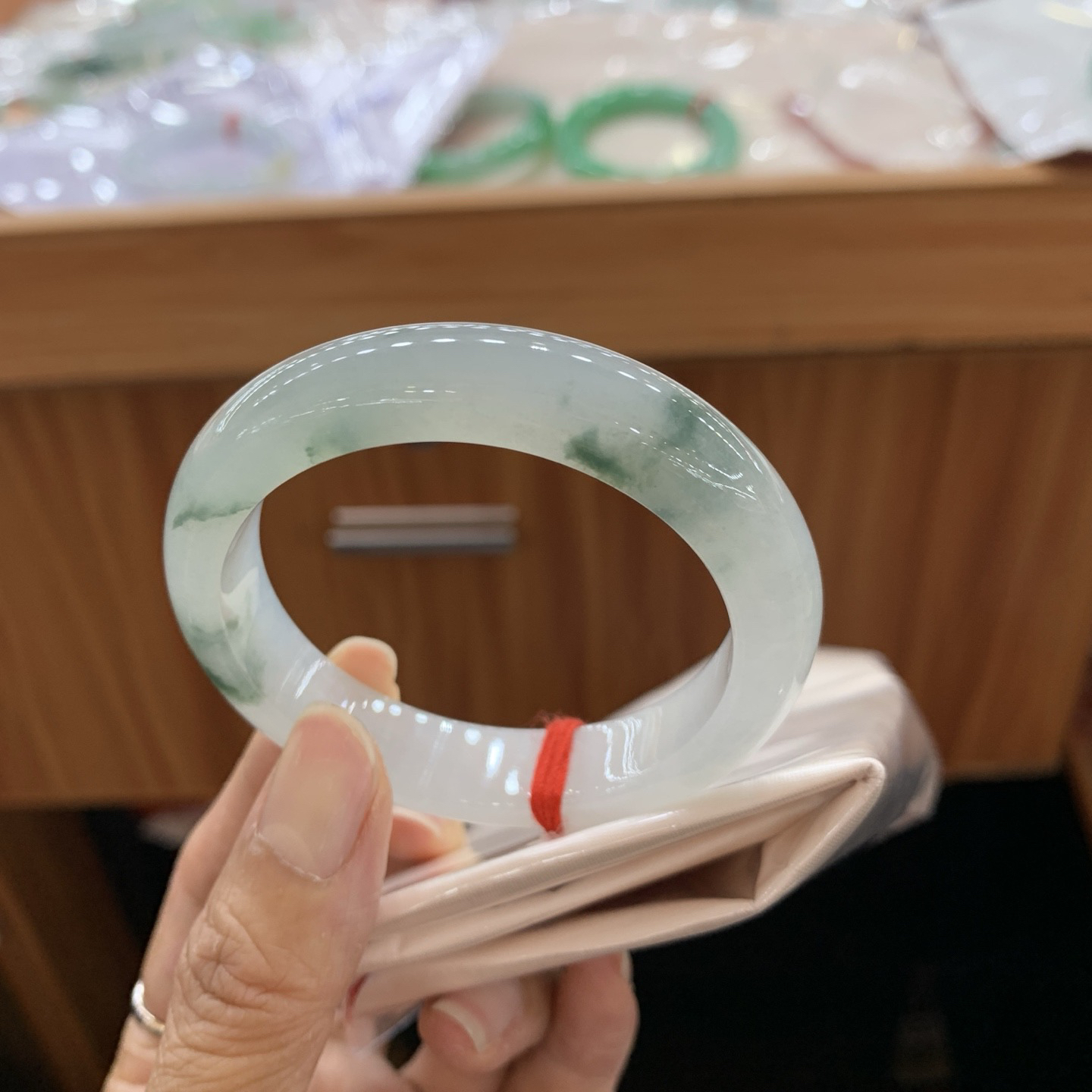 飘花贵妃翡翠手镯
55-48.4-11.5-8.1..