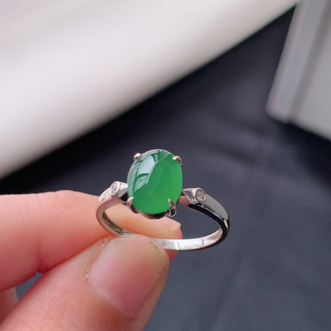 冰阳绿女戒。莹莹青翠，种老无裂水润，佩戴温婉优雅，货号79428，8.9/6.7/2.6
