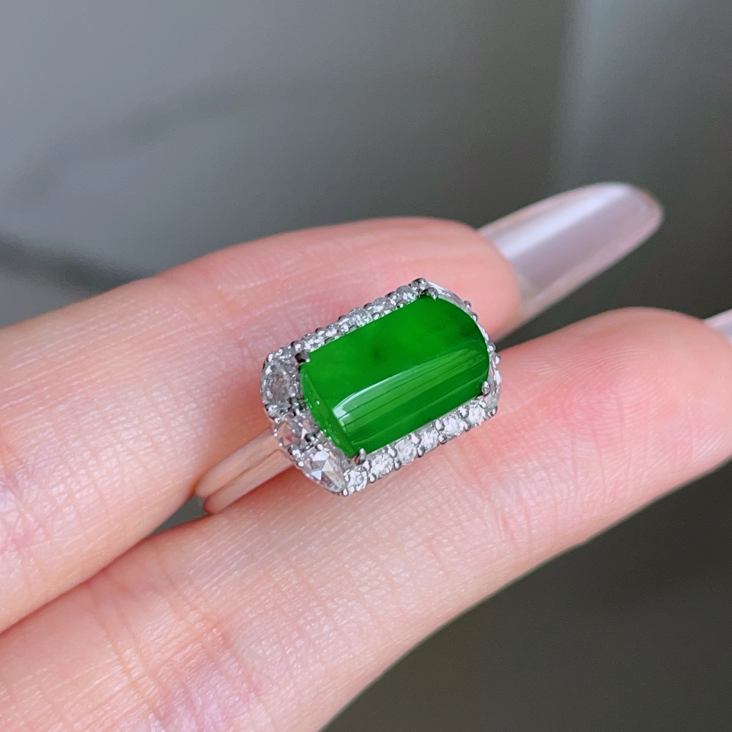 ️ 马鞍形戒指，色泽鲜艳 种老水润 18k金镶嵌，裸石 10.6/7.2，圈口 14